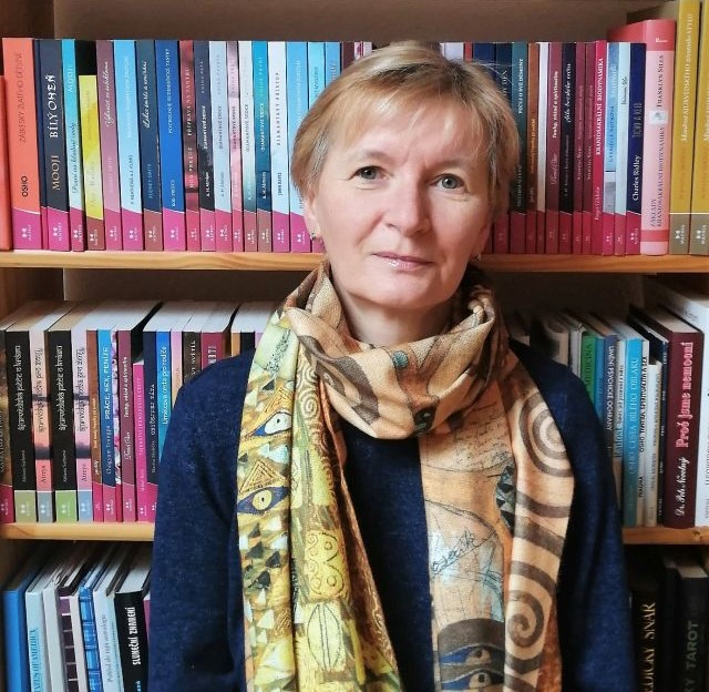 Hana Havlíčková s knihami z nakladatelství Maitrea. Hana Havlíčková