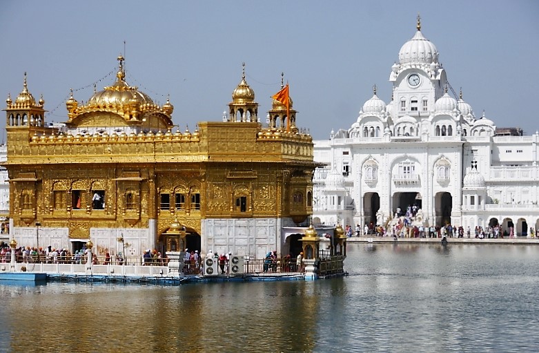 Při svém putování po Indii navštívili Bártovi i Amritsar, v jehož středu najdeme skutečně zlatý Zlatý chrám.